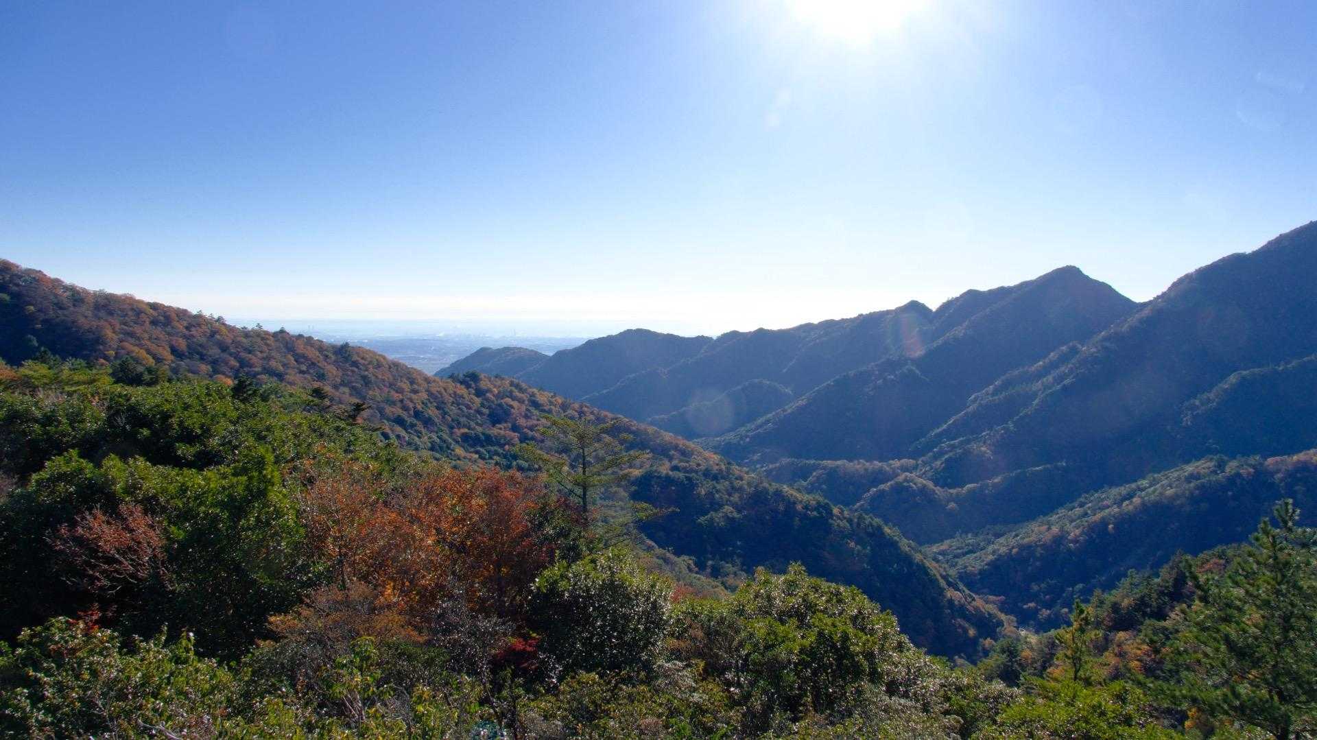 伊勢湾の方を見ると、南アルプスや恵那山が肉眼でうっすら見えるように。