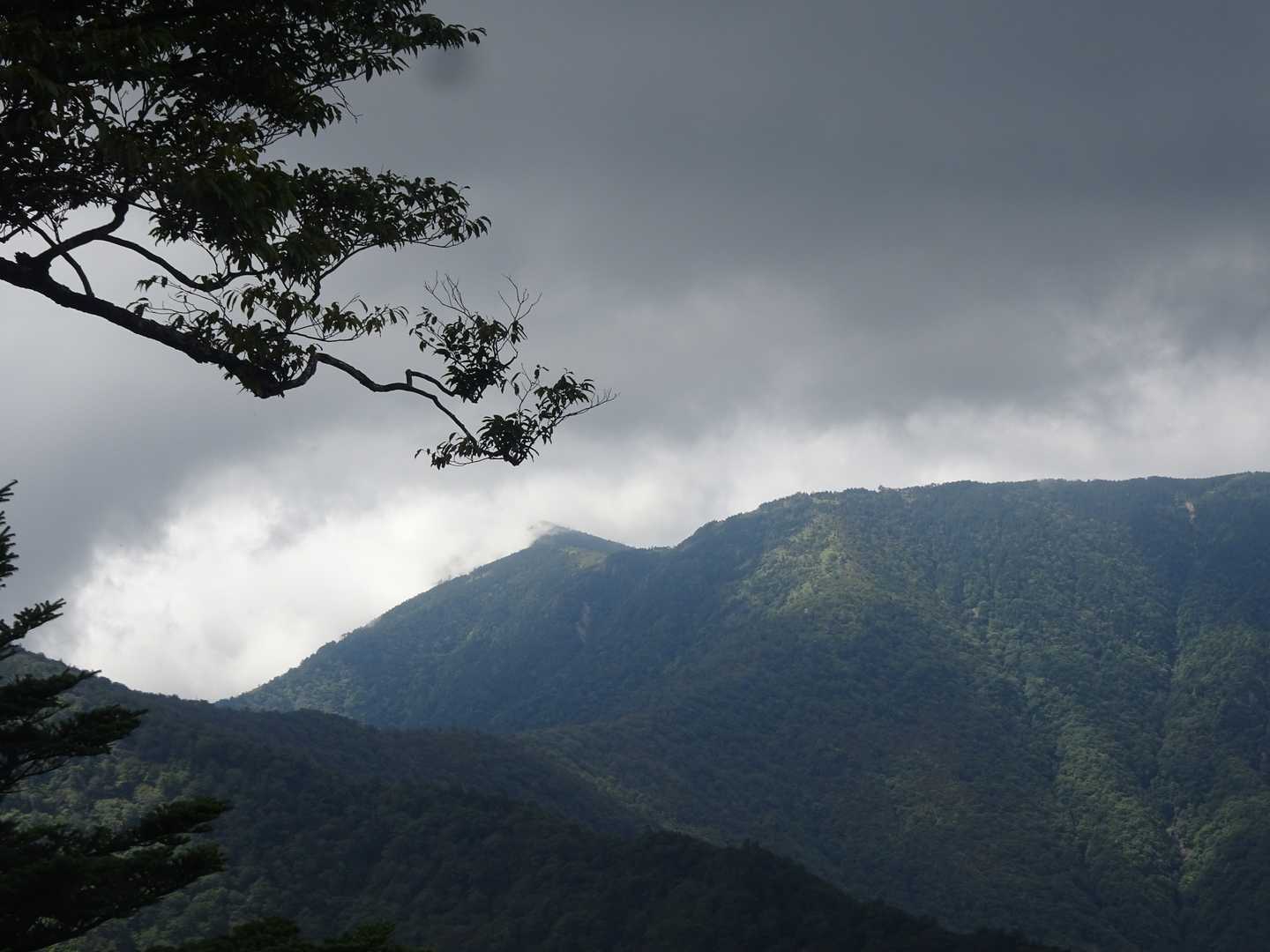 右が弥山左の尖った山頂が八経ヶ岳