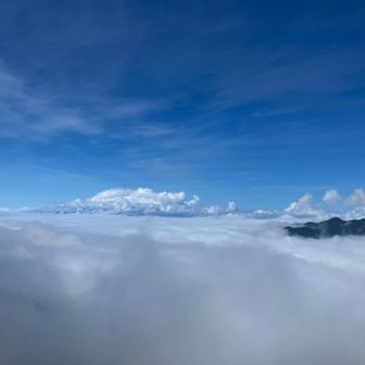 雲海🤩
丹沢みたいな低山でココまで見事な雲海は珍しい☁️
奥の雲の塊は富士山🗻