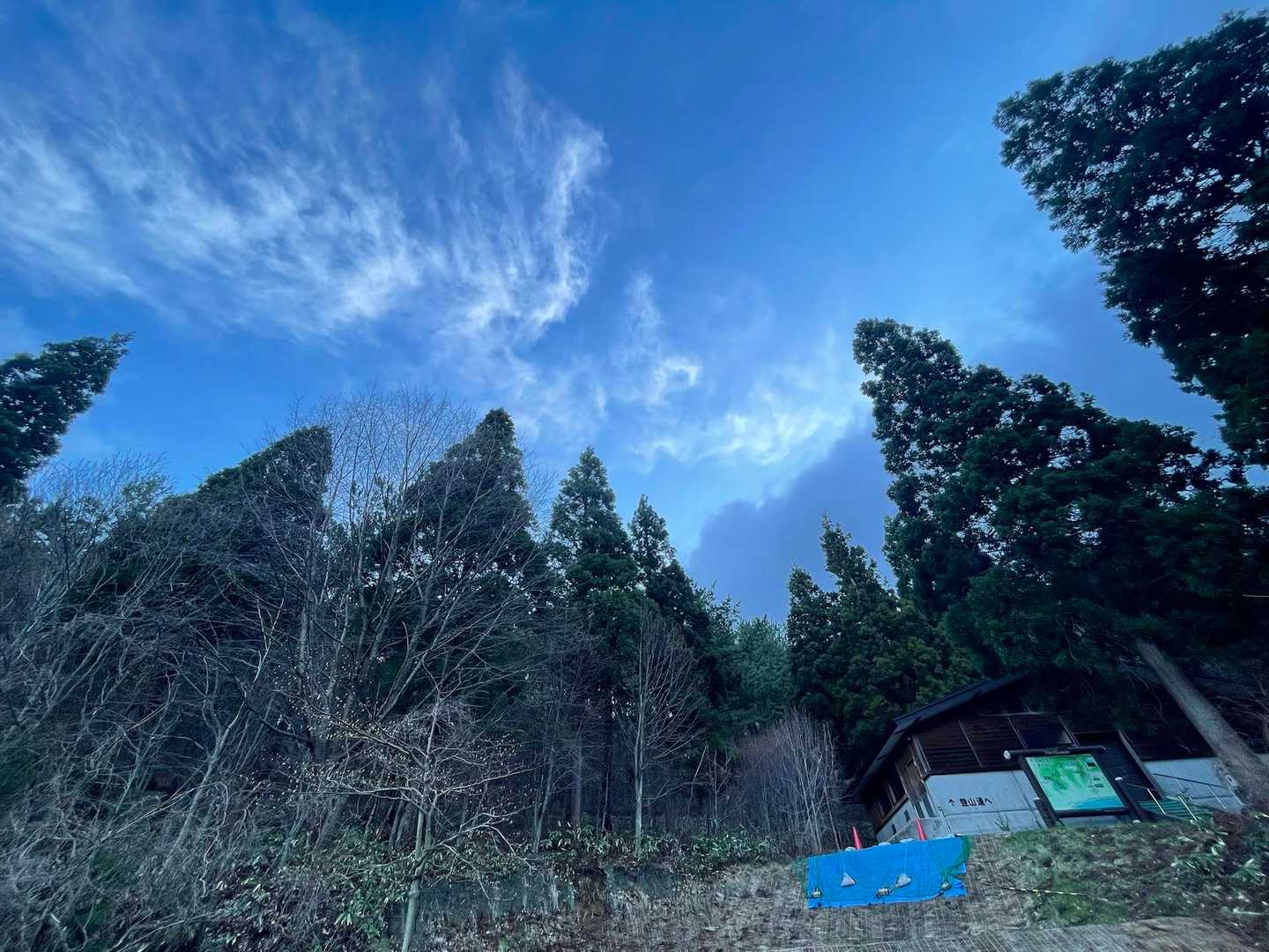 青空です💙
雪山の時期に登ってみたかった白神岳
今日は爆風予報！
行けるところまで下見をかねた散策
駐車場のトイレはシャッター閉まってます
いつから使えるんだろか？