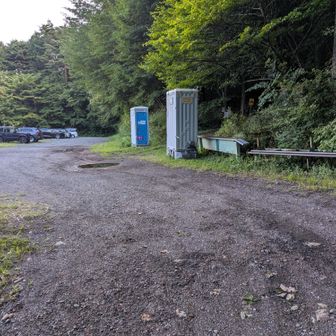 空木岳登山口(スキー場)の駐車場に到着。
男女別にトイレあり。