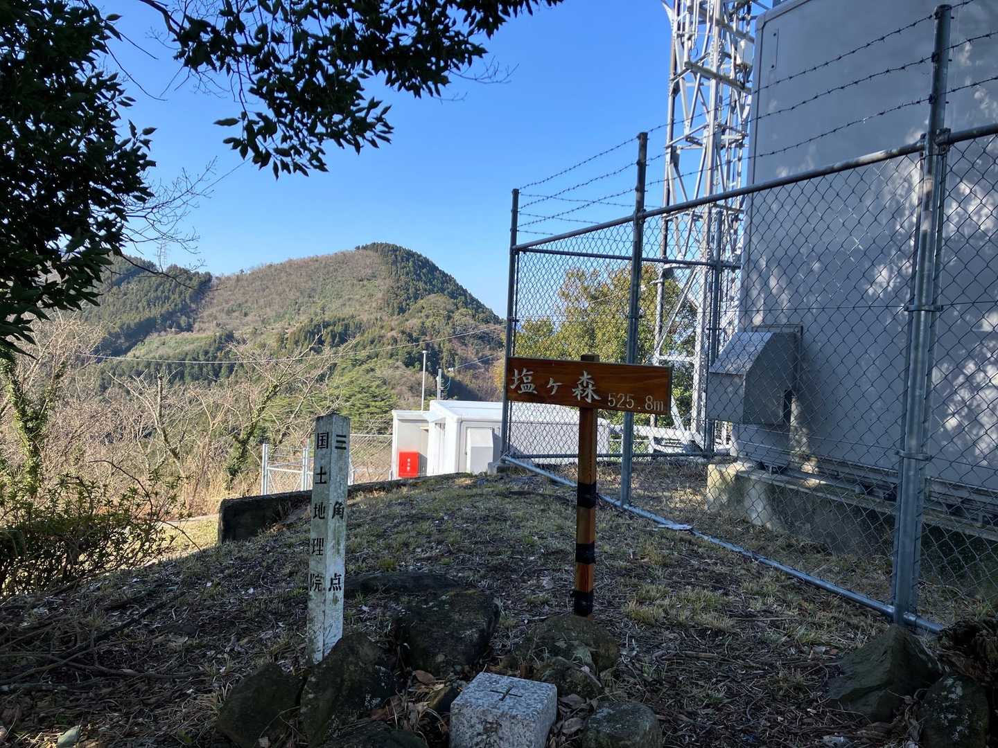 塩ヶ森　山頂525.8m
NHK送信所脇にあります。