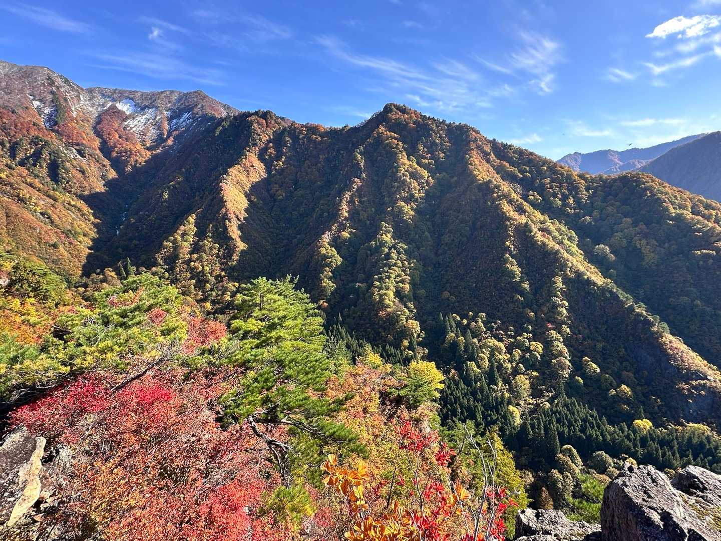こちらは荒々しい山容