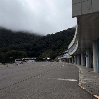 爺ヶ岳登山口から車道の登り坂を約20分。終盤はぎこちないコンパス的歩行となったが扇沢駅に無事帰って来ました。
