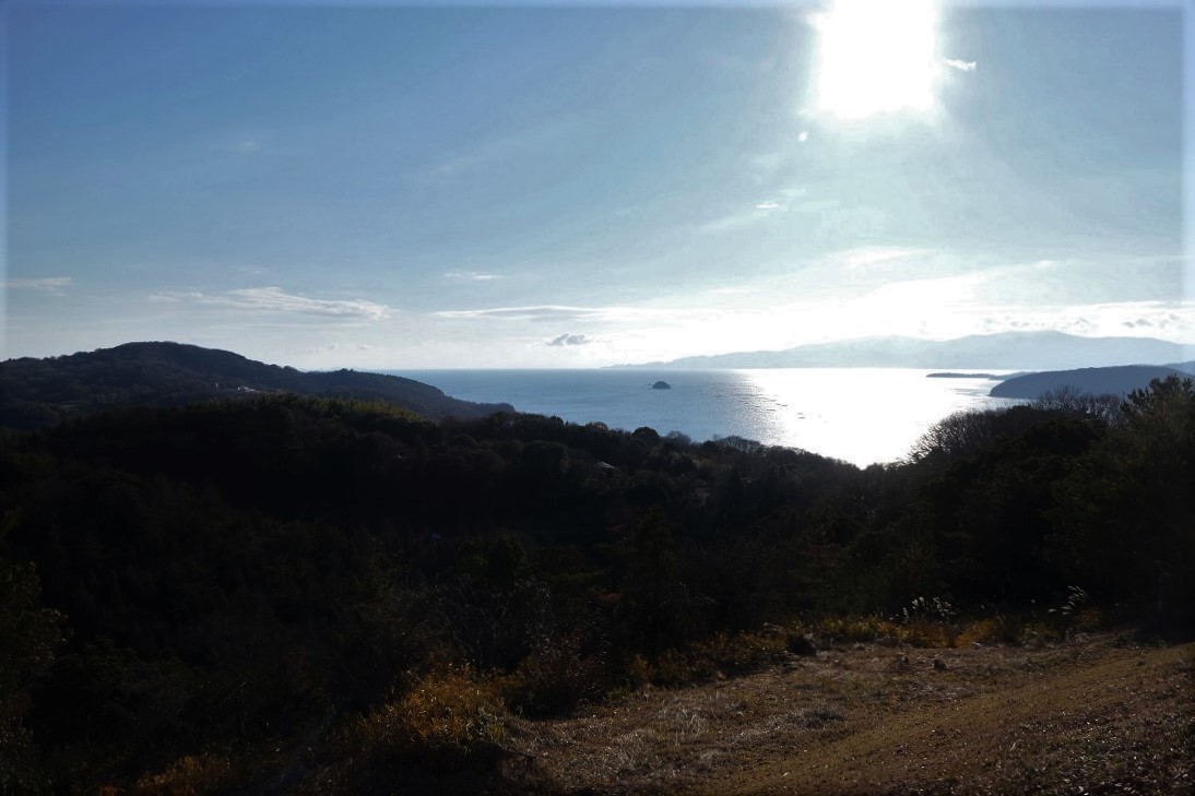 07一本松展望園中央展望台より錦海（きんかい）湾…東から南南東方面には、左に通り山、中央に小さく丸い鼠島、中央奥から右にうっすら小豆島、その手前に小さな青島、右手前に鯔（ぼら）網崎が見えました。