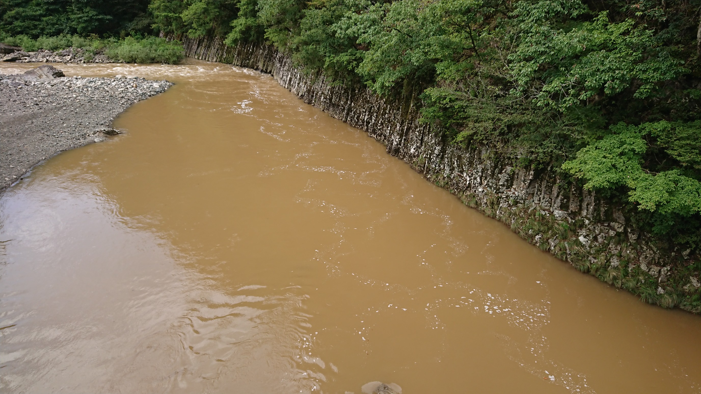木六山・銀次郎山 衣岩も濁ってます
すぐ上流がダムなのでダムも濁ってます、中杉川の方は清流でした。