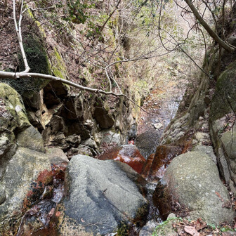六甲山・長峰山・摩耶山 滝口から下を覗く。
挟まってるわ〜