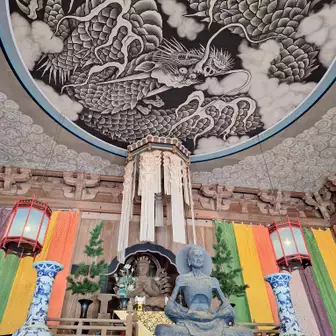 法堂内の釈迦苦行像、千手観音像、天井の雲龍図。