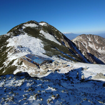 木曽前岳と麦草岳。