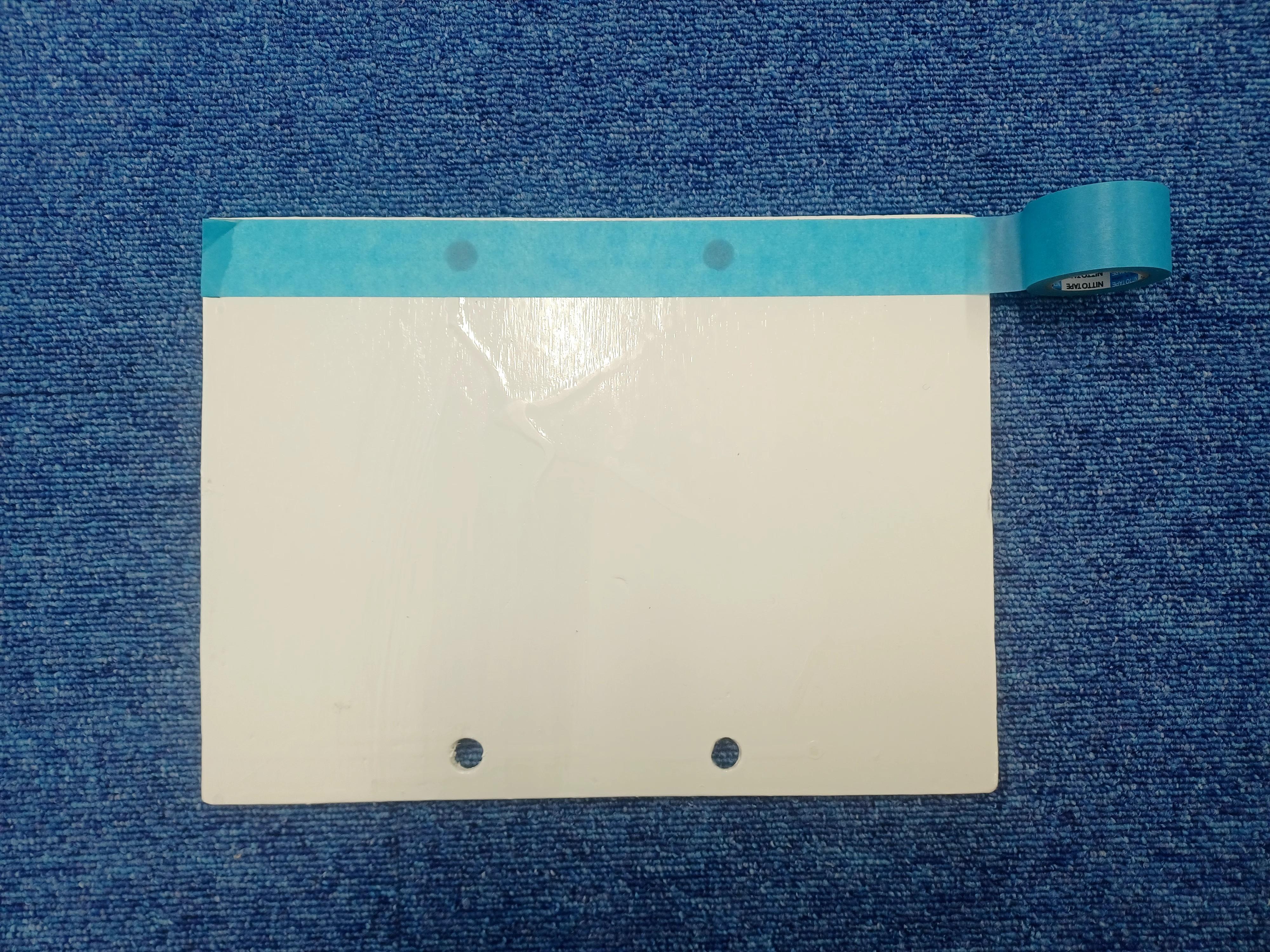  文字形紙貼りの準備
直接両面テープで形紙を貼りたいところですが、
両面テープは剥がれにくいのと、のりが残り汚れが付着するのを防止する為に、マスキングテープを貼付けます。