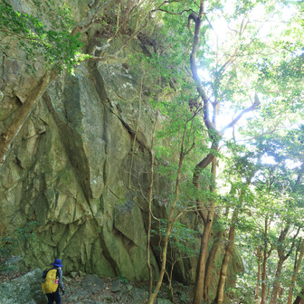 行縢山 確かに今にも落ちそう
