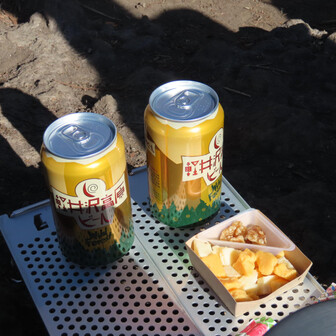 そしてお待ちかね、のんべの宴開始〜（笑）。軽井沢高原ビールとおつまみ、ありがとうございます‼️これでザックが軽くなる。