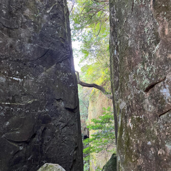 いつも正面から撮るので今日は天狗岩の裏側撮ってみた