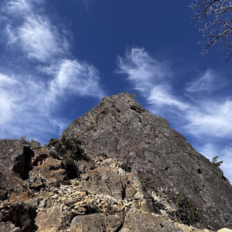 南側から

左側から巻いて反対側にまわるとロープあります