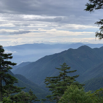 燕岳・餓鬼岳・唐沢岳 富士山の裾野がチラ見え