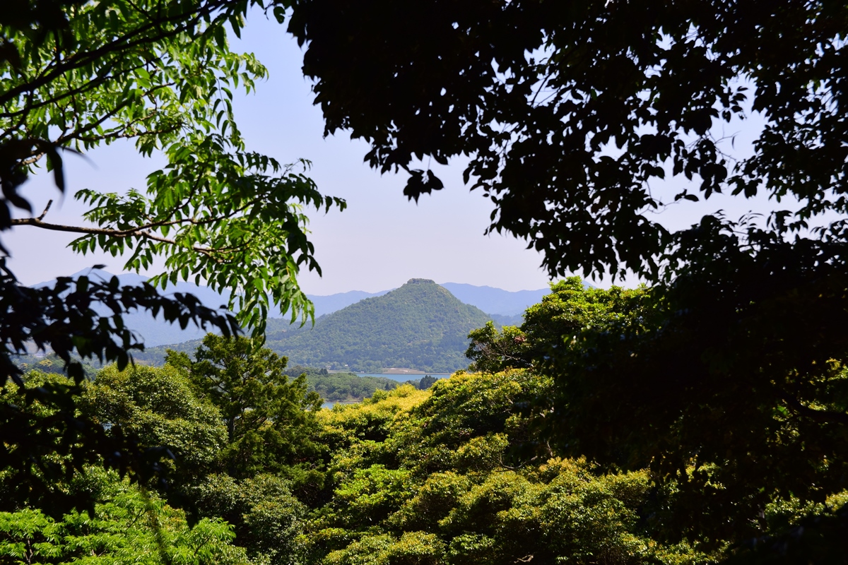 兜山が見えます。