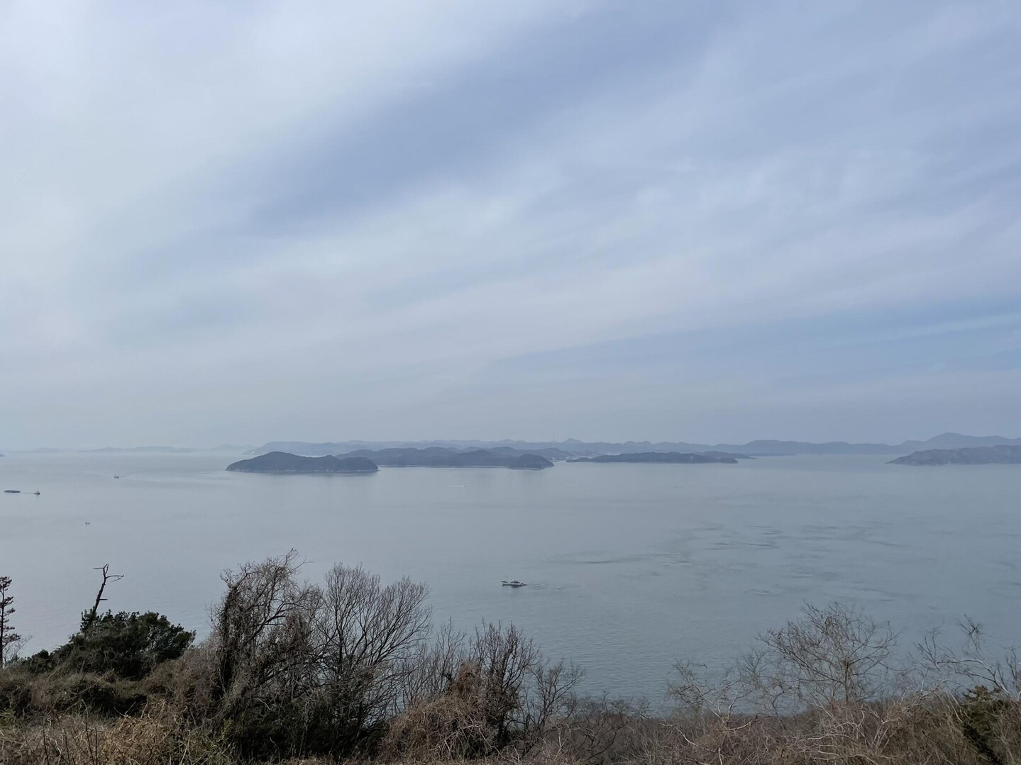 男木島周遊（コミ山・ズッコ山・ミ山） / タカト山・女木島（鬼ヶ島）・男木島の写真44枚目 / 瀬戸内海が望めます。それより第一水仙郷っ