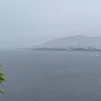 茶臼山方面。電波塔が見えますでしょうか。左側に、なんとか笠戸島が見えます。