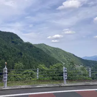 バス停へ向かう道中。東京の山々。バスには7分差で間に合いましたとさ