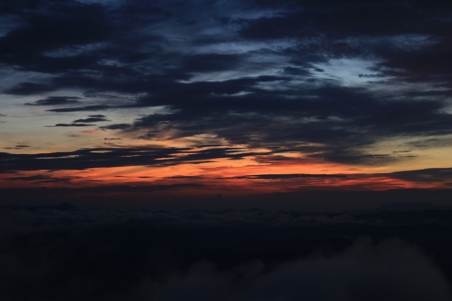 霧島山系 韓国岳 山頂の星空と朝焼けと御来光の夏山 令和二年 ２０２０年７月２２日 Rikaさんの霧島山 韓国岳 高千穂峰 夷守岳 烏帽子岳の活動日記 Yamap ヤマップ