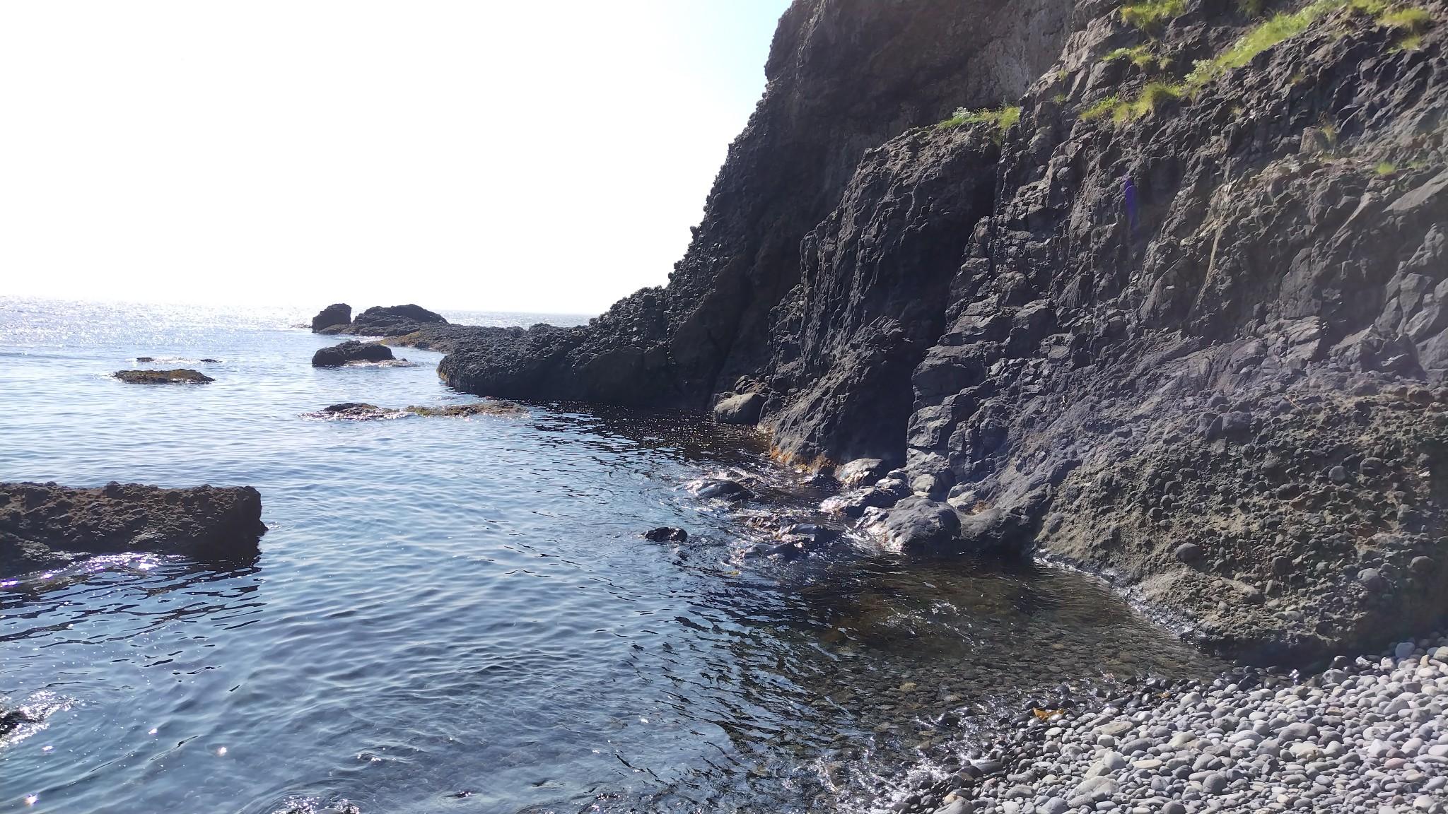 トッカリ瀬の前半を終えて、へつった崖を振り返ったところ。