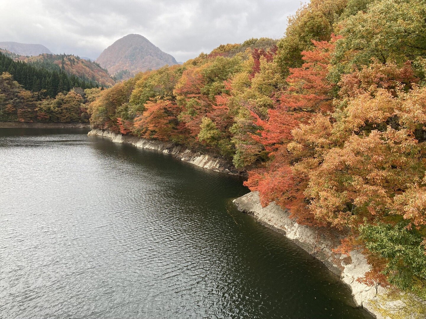 宮城県加美町宮崎の二ツ石ダムは紅葉が見頃... / shonさんのモーメント YAMAP / ヤマップ