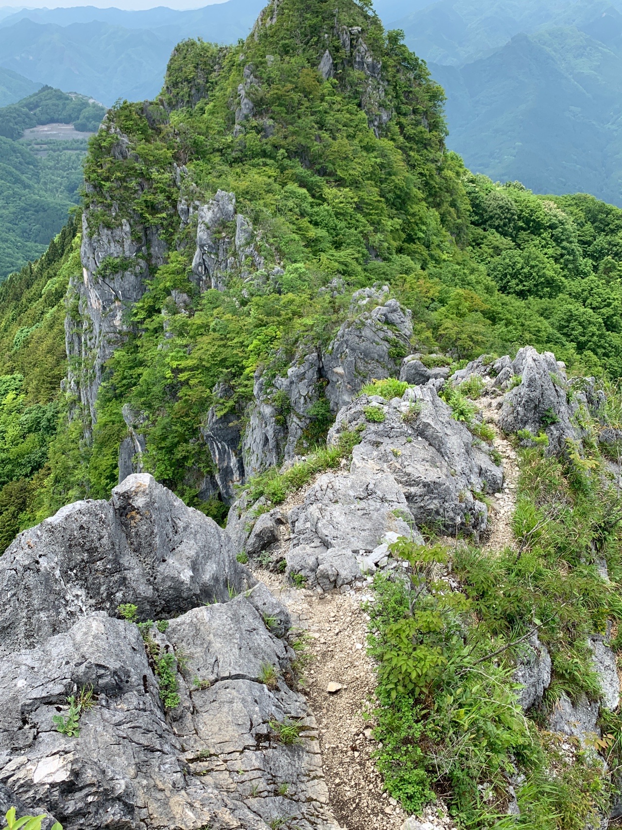 スリル満点 秩父 二子山 登山レポート 登山 キャンプ アウトドア好きな女性のための情報メディア Arucoco アルココ わたしだけの アウトドアスタイル