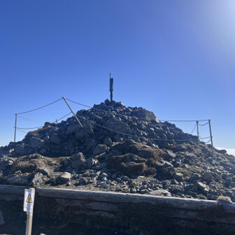 本日2度目の高千穂峰山頂。
山頂に至る坂の途中で、降りてくる小学生くらいの子に「あともう少しですよ、頑張ってください」と声掛けされる。
よっぽどきつそうな風情だったのでしょう、は〜いジイも頑張りま〜す。