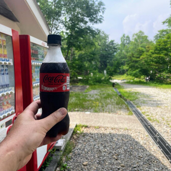 暑い💦　山頂とは全く異なる気温に、負けました😆　無事下山し、コーラをゴクゴク飲みました😋　登山口に自販機があるのはありがたい。