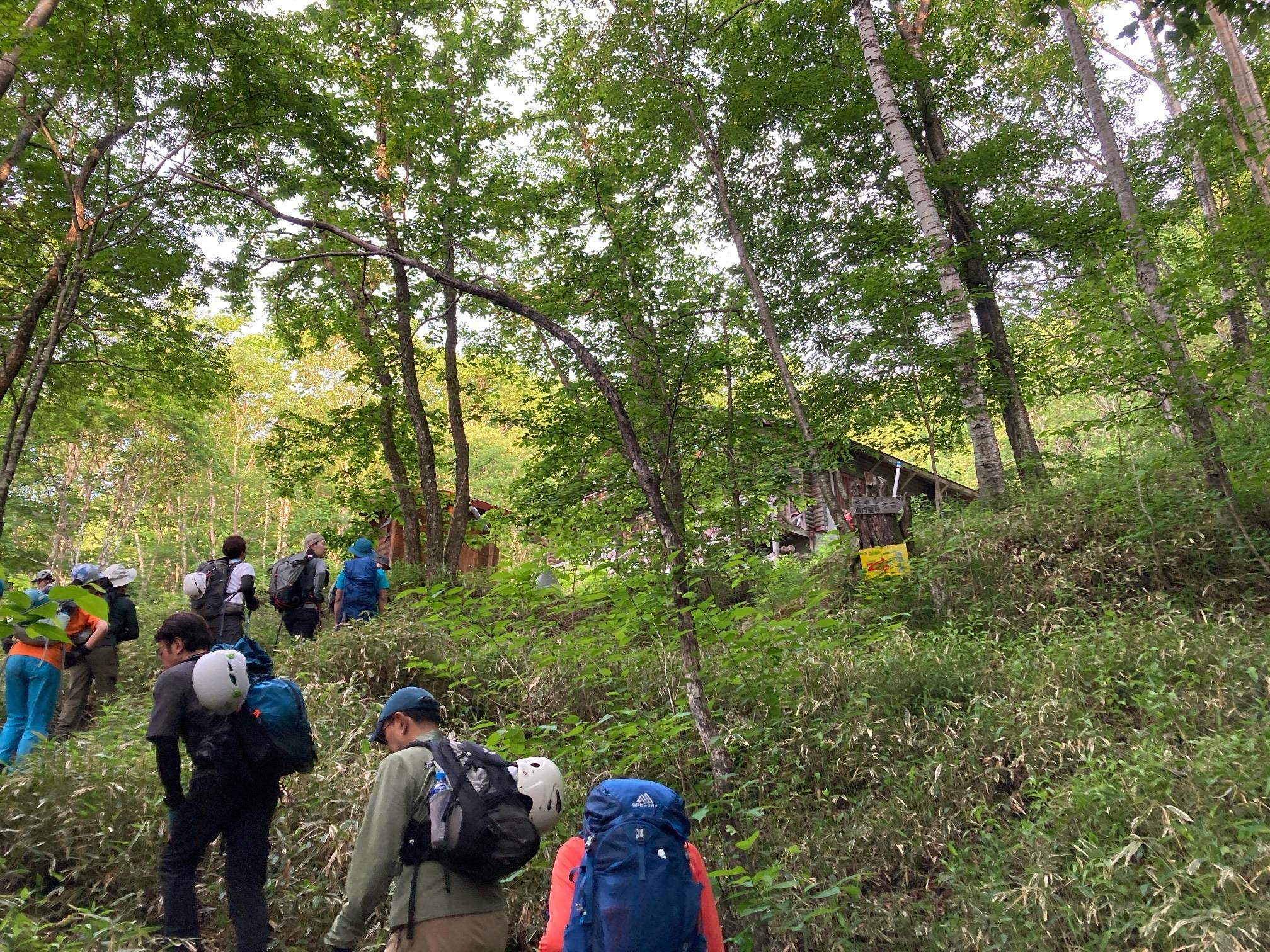 皇海山・袈裟丸山・庚申山 庚申山荘が見えました