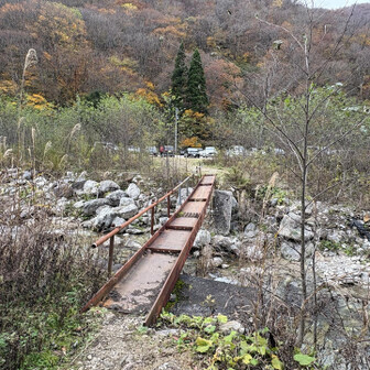 金剛堂山 栃谷登山口にゴール。短めながら紅葉と稜線歩きを楽しめるいい山でした。