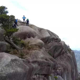 ここ通る人みんな登ってた岩
