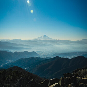 乾徳山頂より。
富士が近過ぎず、遠過ぎずな距離感で丁度良いんです♪