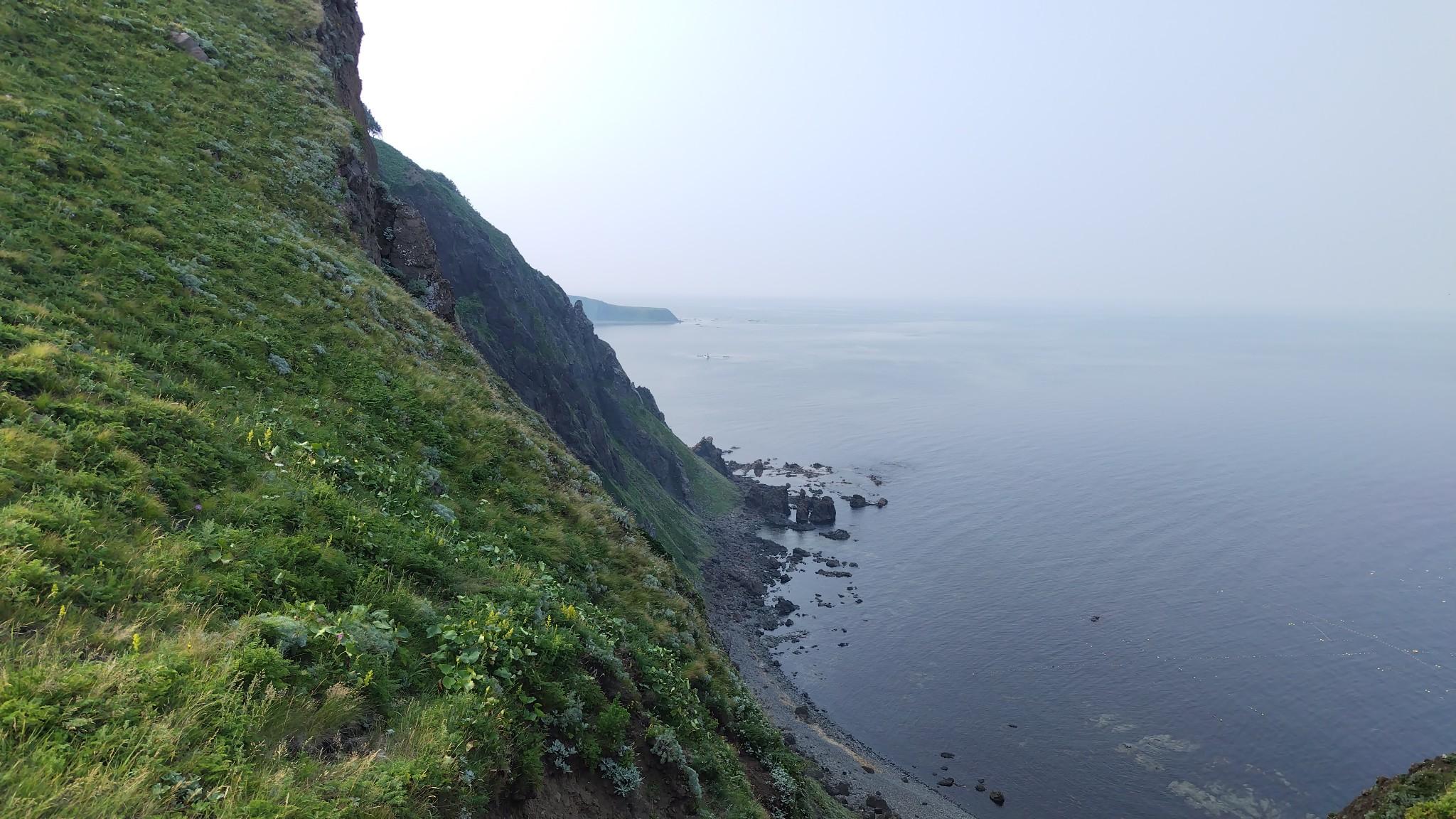 カブト岩を登り切って、最後に岬台地を振り返る。