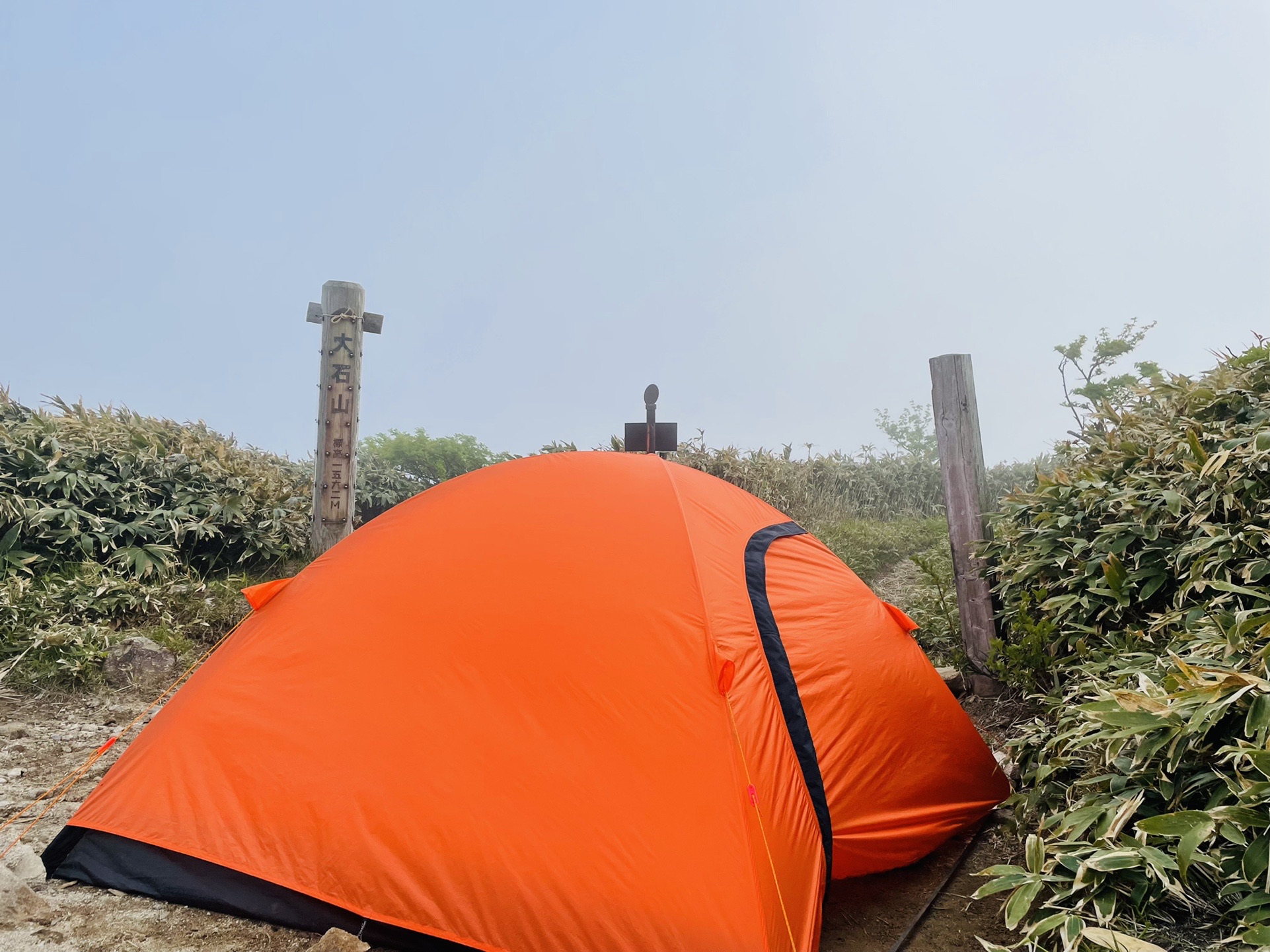 平坦なザレ場で比較的テントが張りやすい場所ではあった。
ガスと冷たい強風で一時避難。