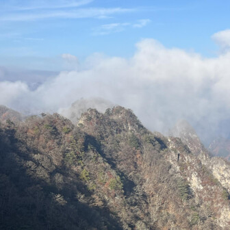 この稜線を歩きます