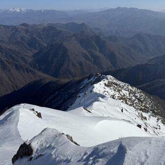尾根上部は小さな雪庇や所々ナイフリッジになっていました。歩いている時は写真を撮る余裕がなかったので、ひと息つける場所で振り返って📸　後続の方が何人か歩いていますね⛏️