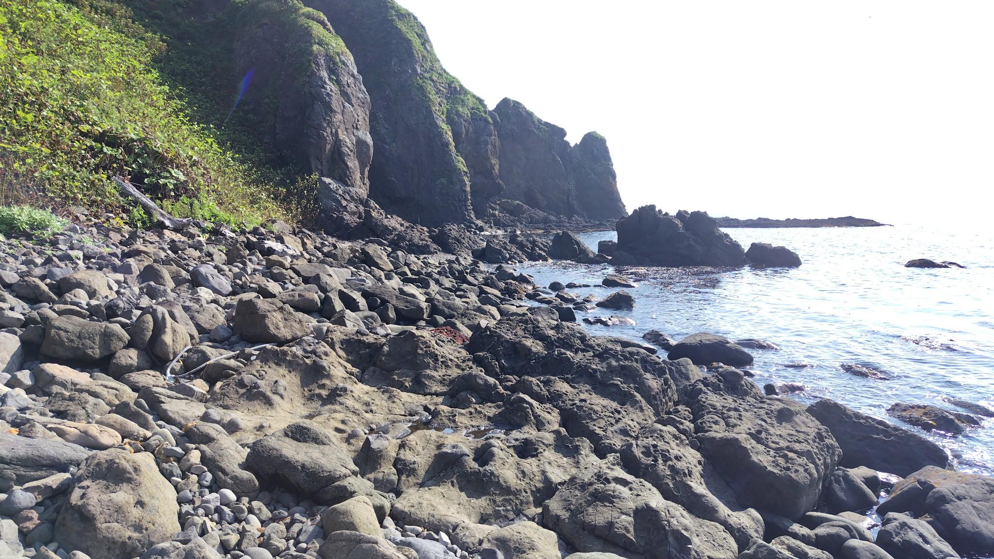 トッカリ瀬の入口。へつる以外に左の斜面を登って、V字入り江の前半を巻くこともできる。