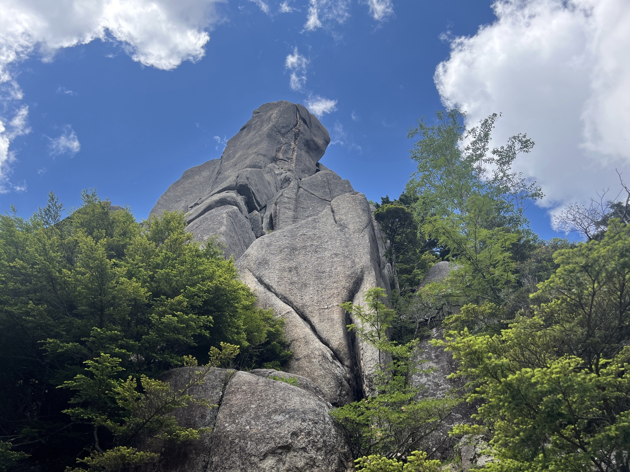 下から見えていた、オオヤスリ岩が直前に