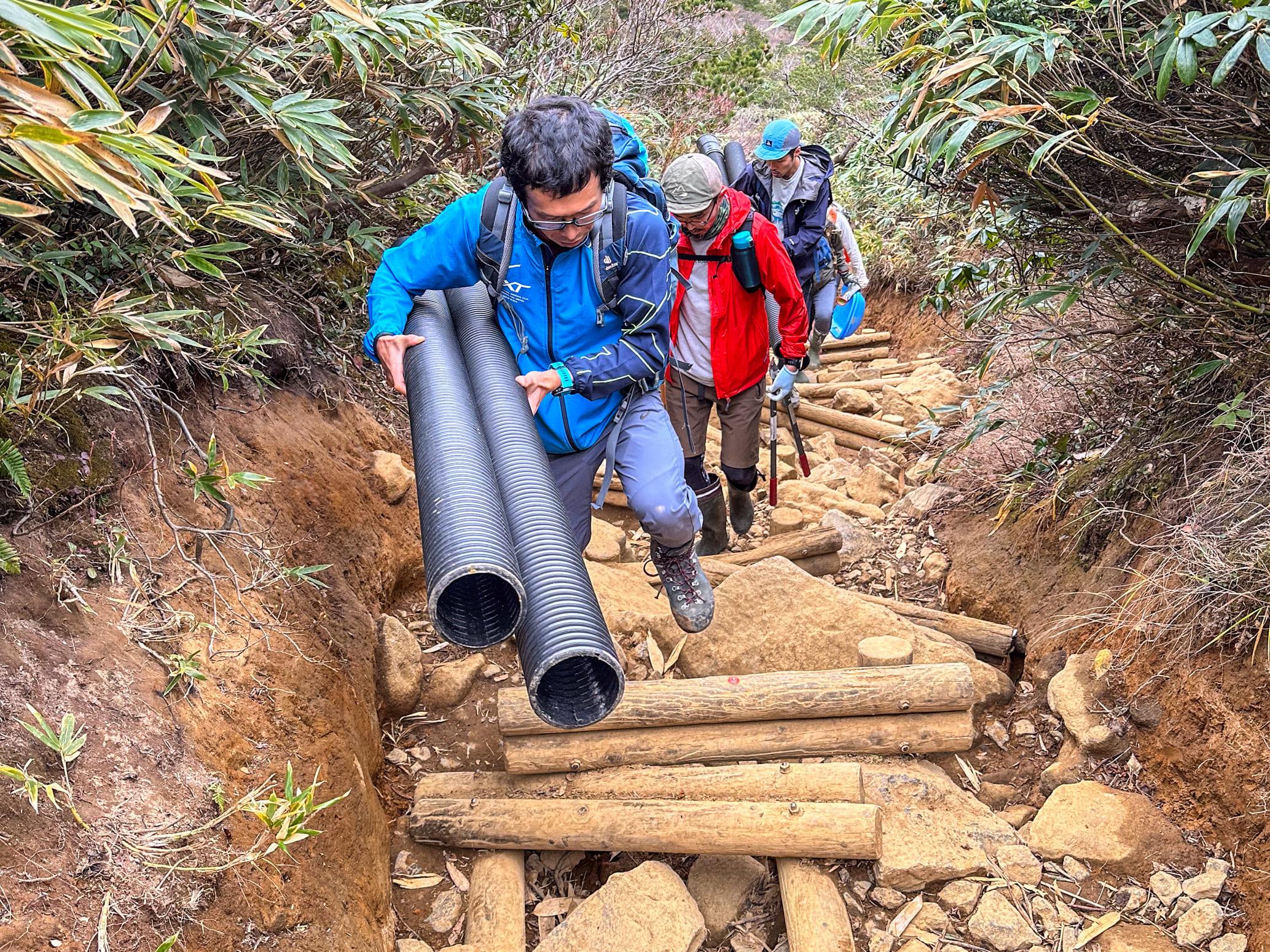 磐梯朝日国立公園「安達太良山」の登山道整備と携帯トイレブース設置プロジェクト