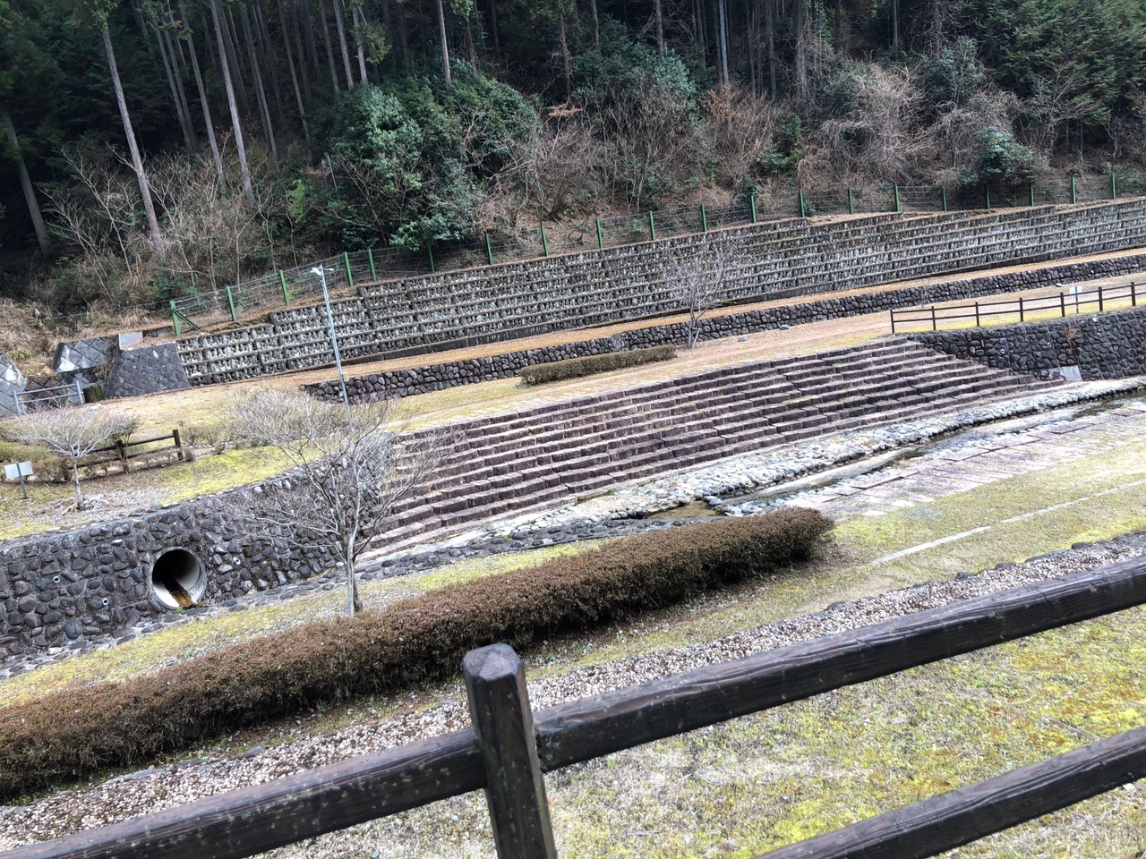 高取山 山を下りたところに公園があります。  トイレもあり。