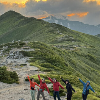 夕日を前に皆んなで飯豊の『イ』‼️ポーズ✨
他の登山者さん達も乗ってくれました🤣🙏