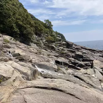 岩を流れる川の水