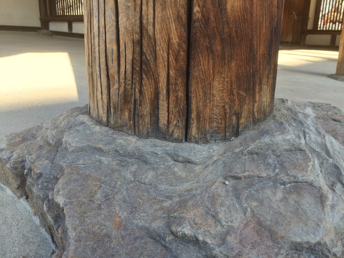 世界遺産 法隆寺の謎に迫る 法隆寺が語る人々の歴史 矢田丘陵 法隆寺の写真14枚目 回廊の柱の根元に注目してみました 礎石立 Yamap ヤマップ