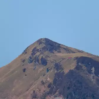 三嶺をズーーム
赤い屋根のヒュッテが見えた🎵
山頂に人がいる！？👀