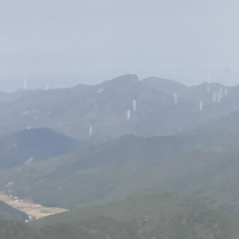 ガスガスの向こうに
さっき登った次郎丸嶽
