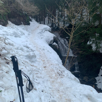尖山 ここら辺から、積雪が多くなってきたので→