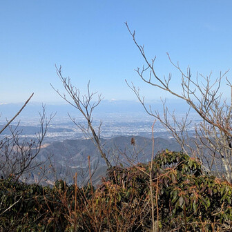 堂平山・笠山（乳房山）・大霧山 赤城方面
群馬や足利からはこの秩父方面の山が見える
つまり足利はあのへんだ