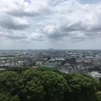 お城の最上階からの南側の眺め。
名古屋のビル群が見えます。