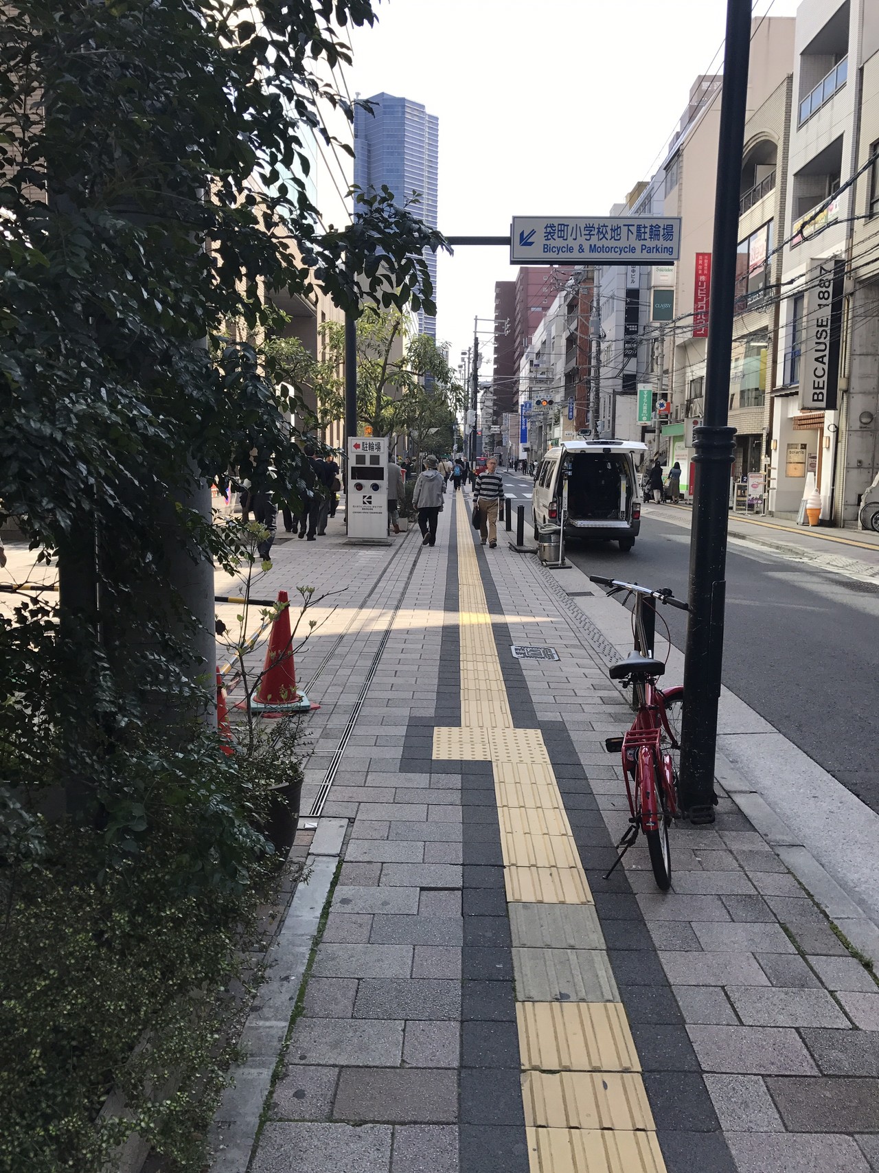 原爆ドーム前 折鶴タワー から広島駅前まで旧西国街道沿いの原爆関連施設を訪ねて 高校同期イチサン会 17年度春の総会前の行事として有志が参加 大和武蔵さんの広島市の活動日記 Yamap ヤマップ